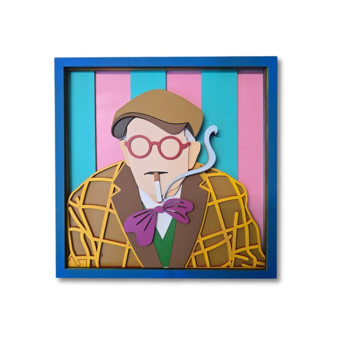 Portrait mural en bois coloré fabriqué à la main, inspiré de David Hockney, avec lunettes roses, marinière rayée et détails graphiques dans un style Pop Art.