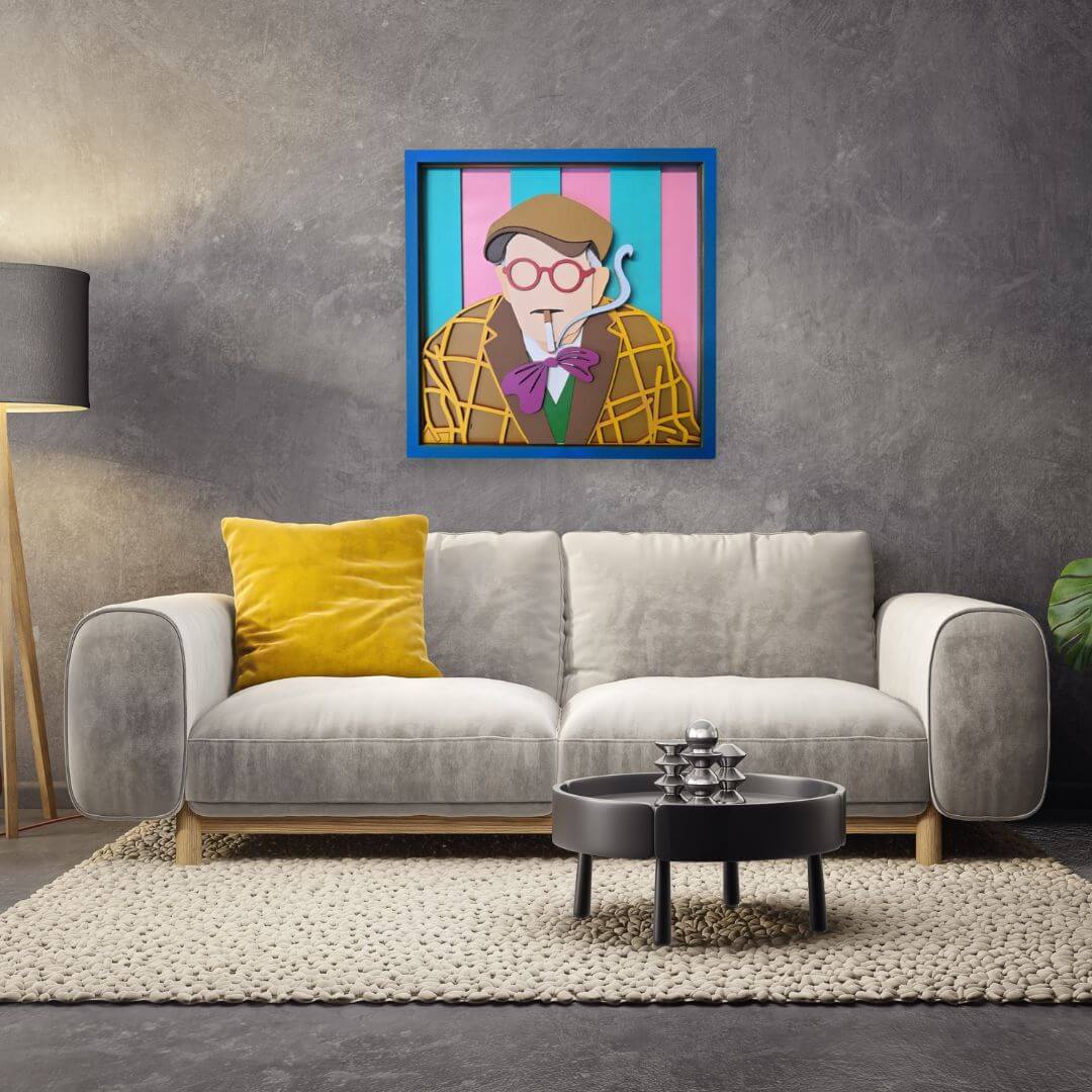 Portrait mural en bois coloré fabriqué à la main, inspiré de David Hockney, avec lunettes roses, marinière rayée et détails graphiques dans un style Pop Art.