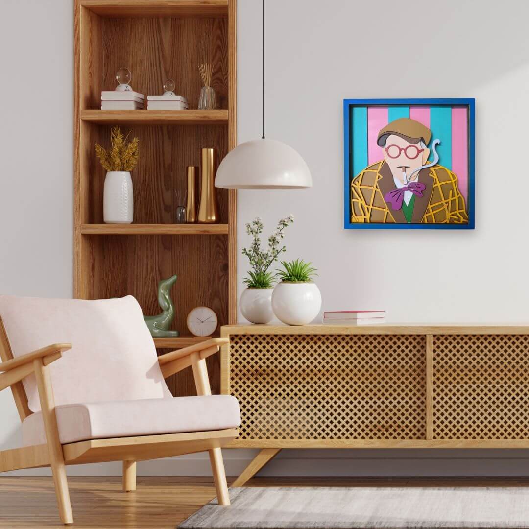Portrait mural en bois coloré fabriqué à la main, inspiré de David Hockney, avec lunettes roses, marinière rayée et détails graphiques dans un style Pop Art.