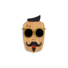 Un masque décoratif en bois coloré, fait à la main, inspiré de la sous-culture hipster